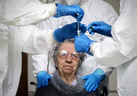 În Italia, aproape jumătate dintre noile infecții cu COVID-19 din aprilie au avut loc în azilurile de bătrâni