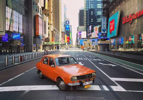 Fotografii virale. O maşină Dacia 1300 a fost adusă de un român în centrul New York-ului: "Oraşul care nu doarme trage un pui de somn"