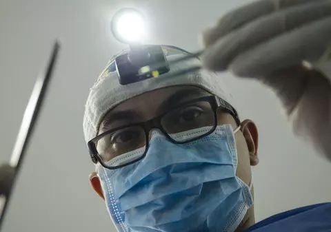 Opt doctori au murit în Marea Britanie de coronavirus. Toți erau imigranți: "Ăștia sunt cei despre care spuneam că au venit să ne ia joburile"