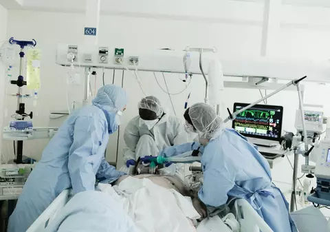 Cadrele medicale care au îngrijit pacienţi COVID-19 vor avea contracte nedeterminate, după încheierea crizei. Vot în Senat