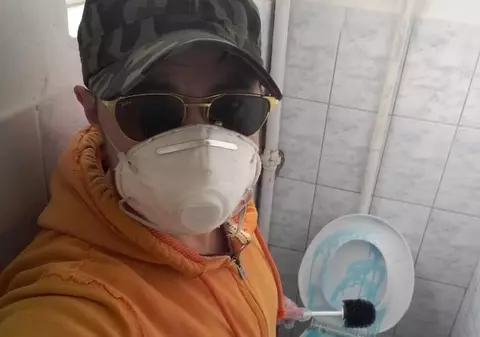 Povestea voluntarului care a curățat de unul singur toaletele murdare din internatul în care a fost băgat în carantină: “Am vrut să dau un exemplu”
