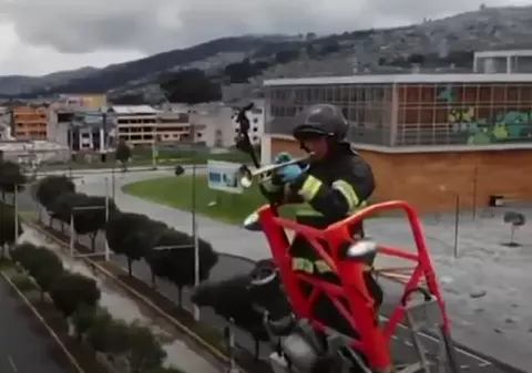 VIDEO | Un pompier din Ecuador cântă la trompetă pentru oamenii aflaţi în izolare