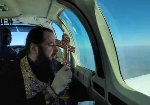 Trei preoți au făcut înconjurul Republicii Moldova cu un avion pentru a scăpa țara de COVID-19