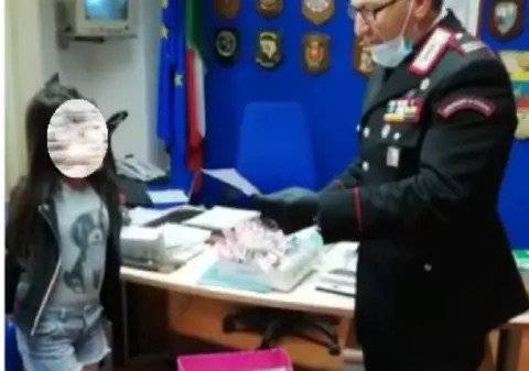 O fetiță cu origini românești a impresionat Italia. Gestul pe care l-a făcut pentru carabinieri