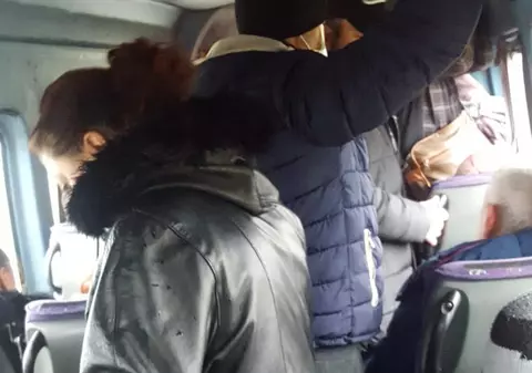 Navetiștii care lucrează la București circulă ca sardelele. Transportator: ”Legea nu prevede distanțarea socială în mijloacele de transport”