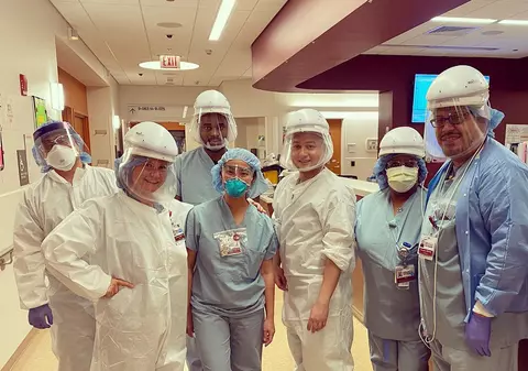 Cum arată lupta cu COVID-19 într-un spital din Chicago. Asistentă medicală româncă: „Am crezut că sunt condamnată la moarte. Acum, vrem să privim lucrurile altfel”