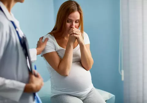 Medic: Femeile gravide ar putea să întâmpine probleme cu accesul în clădiri după 15 mai