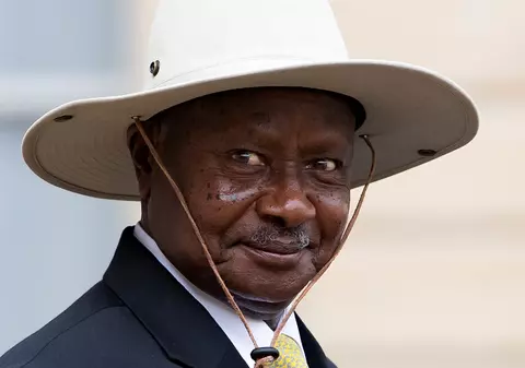 Președintele Ugandei, alergare și abdomene pe Twitter pentru supușii lui carantinați. “Dacă vreți să faceți sport, faceți în casă”