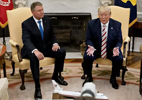 Klaus Iohannis a vorbit la telefon cu Donald Trump. SUA ajută România cu ventilatoare pentru spitale
