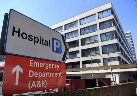 O asistentă medicală gravidă din Anglia a murit de COVID-19, dar copilul ei a fost salvat prin cezariană