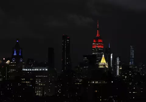 Clădirea Empire State, luminată în culorile unei sirene de ambulanță, ca omagiu pentru medicii din prima linie a luptei contra coronavirusului