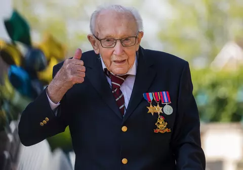 Veteranul Tom Moore, pe primul loc în topul muzical din Marea Britanie! Căpitanul care strânge bani pentru spitale a înregistrat un duet cu Michael Ball