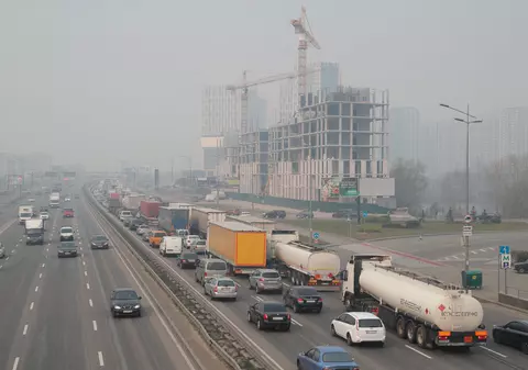 Distanțarea socială nu oferă protecție 100%. Cercetătorii au descoperit particule de coronavirus în aerul poluat