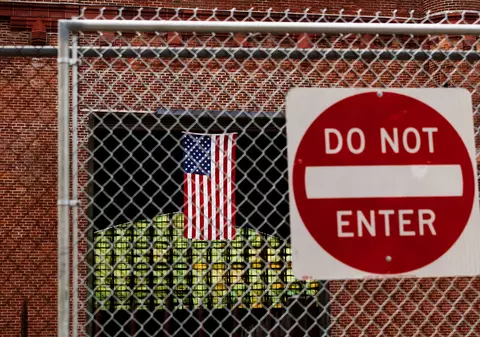 Donald Trump a semnat ordinul prin care imigranții nu mai pot pătrunde pe teritoriul SUA. Interdicția, valabilă 60 de zile