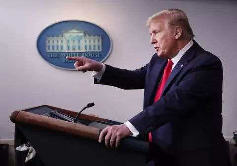 Donald Trump i-a amenințat cu concedierea pe experții care au avertizat, în februarie, că SUA vor deveni focar de COVID