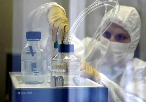 Primele teste pe oameni ale unui vaccin anti-COVID din SUA sunt încurajatoare. Rezultatele preliminare sugerează că voluntarii au căpătat imunitate