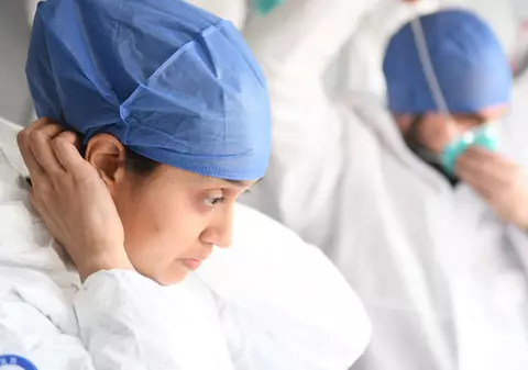 Sexism și COVID. Personalul medical feminin acuză că echipamentul de protecție e făcut pe măsuri bărbătești și le pune viața în pericol