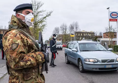 200 de italieni au încălcat carantina, ca să meargă la înmormântarea primarului. Măsurile luate de autorități
