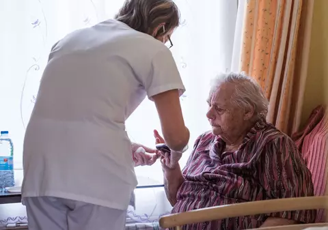 Vârstnicii cu COVID-19 pot prezenta simptome atipice. La ce manifestări ne atrag atenția medicii să fim atenți