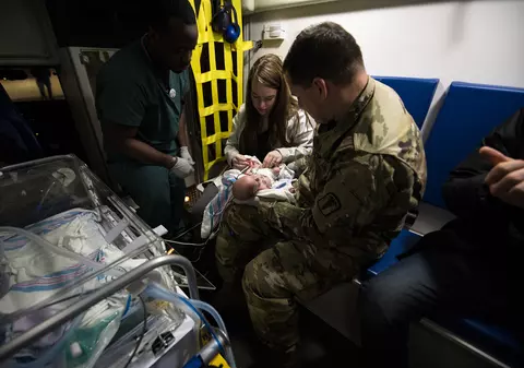 Nou-născuți evacuați cu avionul de teama coronavirusului