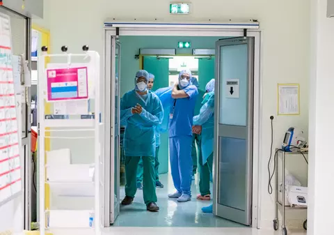 Medic român în Anglia: “60-70% din personal are simptome de COVID, dar nu se pune problema închiderii spitalului”