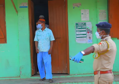 Discriminare în izolare. În India, în fața caselor cu persoane suspectate de COVID-19 sunt așezate panouri cu “Nu intrați! Familie în carantină”