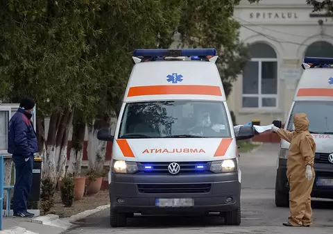 Primul deces al unui ambulanțier din România, din cauza COVID-19. Bărbatul de 52 de ani a făcut stop cardiac la spital