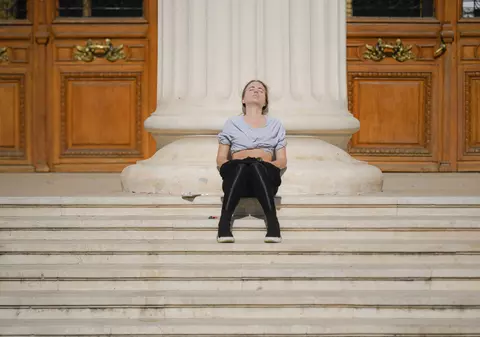 FOTOREPORTAJ | București în stare de urgență. Filtre militare, relaxare pe treptele Ateneului și sărutări în Gara de Nord