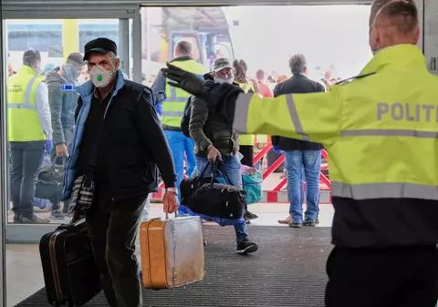 Reguli stricte pentru grupurile de lucrători sezonieri care pleacă la muncă în afară: Firmele de recrutare, obligate să ceară avizul aeroportului şi să asigure măşti şi mănuşi oamenilor