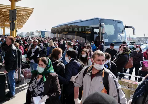 Imaginile zilei | Aglomerație pe aeroportul din Cluj: aproximativ 1.800 de oameni, înghesuiți în parcare. 12 curse decolează astăzi spre Germania