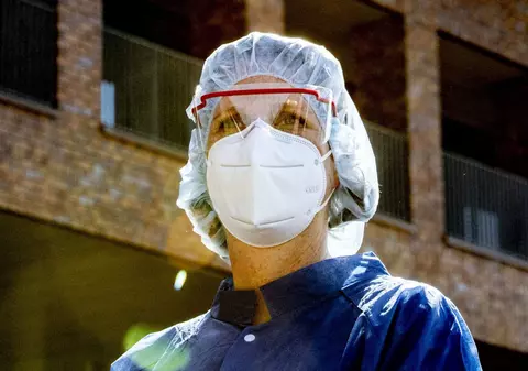 Povestea femeii care a descoperit primul coronavirus. Fiica unui șofer de autobuz, June Almeida a  abandonat școala la 16 ani