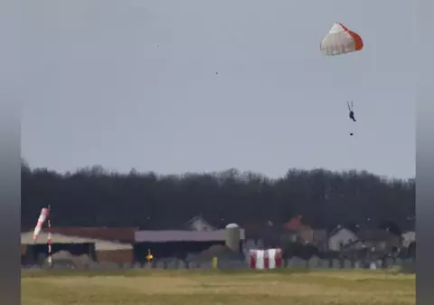 Pățania unui francez de 64 de ani, cu frică de zbor. S-a catapultat din greșeală dintr-un avion militar, după ce colegii i-au făcut o surpriză