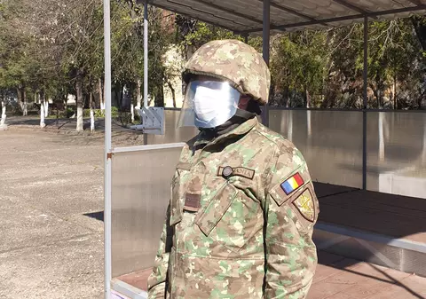 Armata a început producția de viziere de protecție