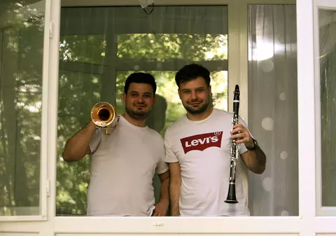 Doi frați au cântat la balcon “Bella ciao” pentru vecinii lor din Drumul Taberei