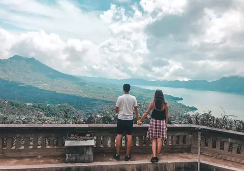 Paradisul pierdut din Bali, descris de doi români blocați de pandemie pe insulă: ”Localnicii s-au descurcat după cutremure sau erupții vulcanice, dar acum e mai rău”