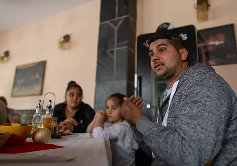 Cum au ajuns tatăl și fiica să fie colegi în clasa a VI-a și înțelepciunea romilor învățați cu discriminarea