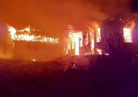 O bătrână a fost mistuită de flăcări în casă. Avea lumină doar de la o lumânare, care i-a adus sfârșitul