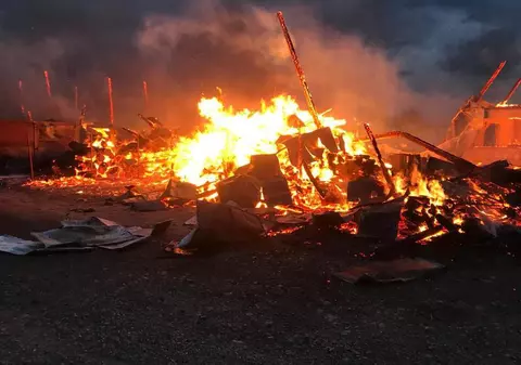 Video   |  O hală din Suceava, mistuită de flăcări. Misiune contra cronometru a pompierilor
