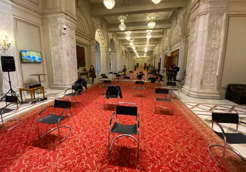 FOTO | Primele şedinţe de plen la Parlament. Măsurile  luate pentru protecţia aleșilor și a jurnaliștilor