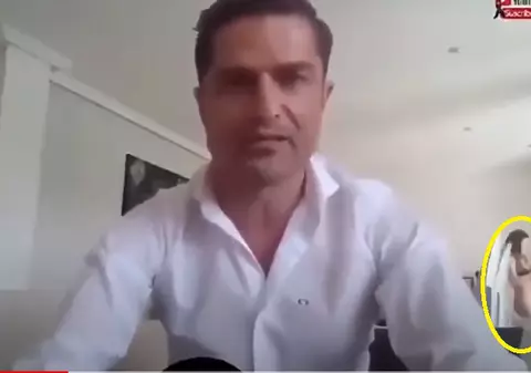 Un prezentator TV din Spania a fost prins „în direct” că își înșela partenera. Prin cadru a trecut o femeie aproape goală, care nu era iubita lui