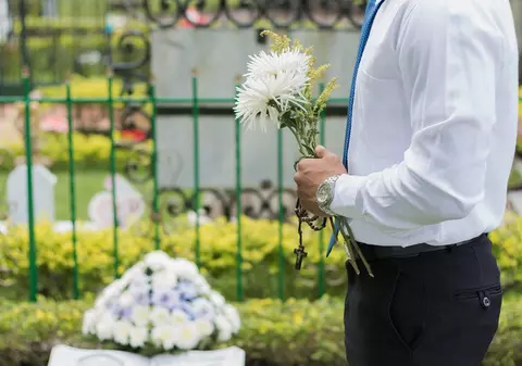 S-au trezit cu doi morți îngropați în cavoul pe care-l construiseră. Pățania incredibilă a unei familii din Iași