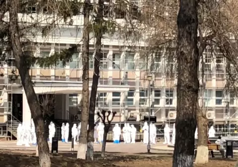 Imagini cu MApN cum face instruire cu personalul de la spitalul din Suceava să-și pună costumele! Celelalte țări au făcut-o acum luni de zile