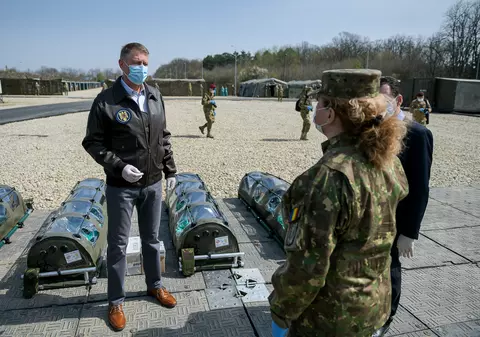 Klaus Iohannis: „Bonus de 500 de euro pe lună medicilor și personalului medical care lucrează cu pacienți cu COVID-19”