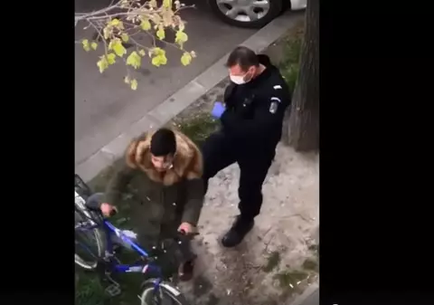 Incident şocant în Brăila. Un jandarm lovește un tânăr care ieșise la plimbare cu bicicleta
