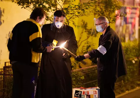 Patriarhul Daniel: “Prin această Sfântă Lumină am păstrat comuniunea cu Hristos”. Slujbe de Înviere, ținute fără credincioși în toată țara