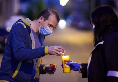 România serenă | Diferența enormă dintre bisericile goale din 1989 și Învierea de aseară