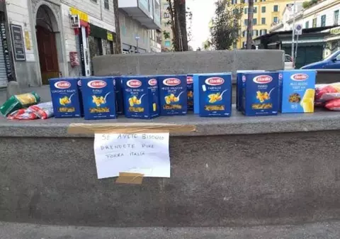 Imagini copleșitoare din Italia. Oamenii lasă alimente pe stradă pentru cei nevoiași