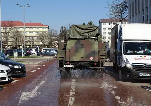 FOTO: Cum decontaminează armata străzile din Suceava