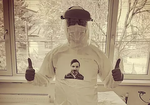 Un medic din Timișoara și-a lipit fotografia pe combinezonul de protecție pentru ca pacienții să îi vadă chipul