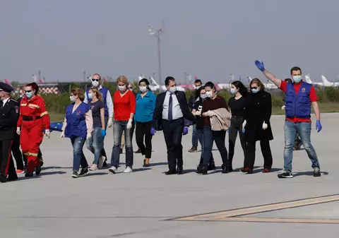 Cadrele medicale plecate în Italia au ajuns acasă. „Luptăm în acelaşi război şi acestea sunt trupele din prima linie”